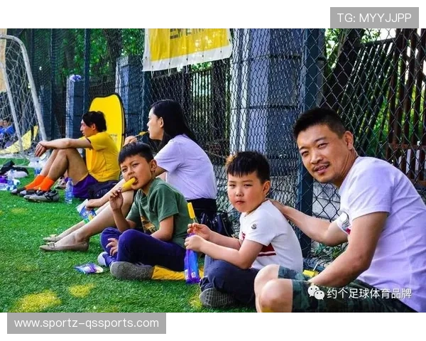 足球传奇传承父子情 同场竞技展现世代荣耀